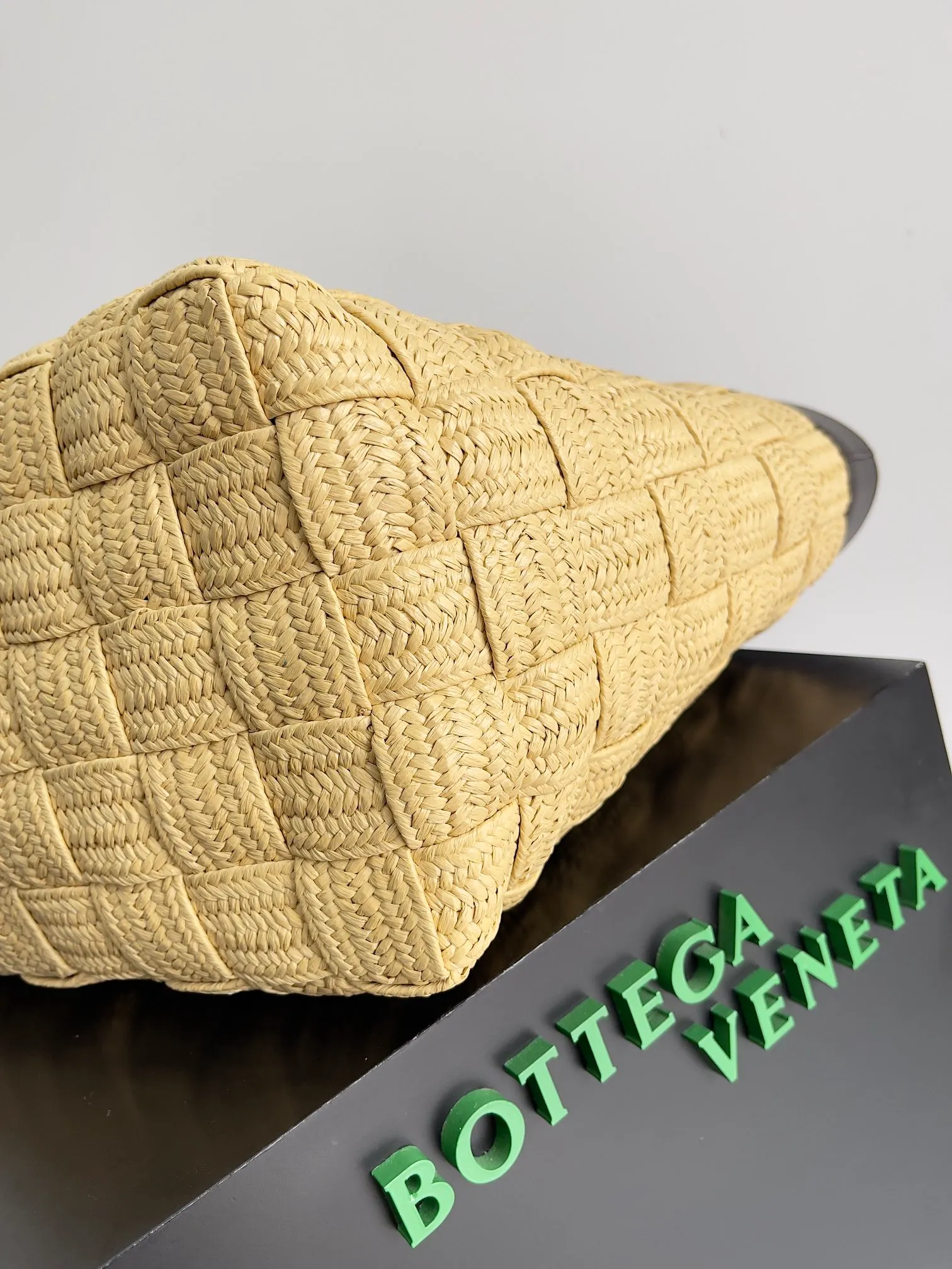 Batch 1960 Bottega Veneta BV straw shoulder bag. A super literary BV straw bag with a shopping bag shape. The top of the wrist bag is made of the highest grade lambskin. BV’s material selection is really impeccable. The straw part is very beautiful, elegant and natural, and the romance of phila grass. Phila grass is also called the wishing grass and love grass. It has a beautiful meaning for the one you love most. It is versatile and fashionable and has a large capacity. Style number: 730874 Size: 56*22*32
